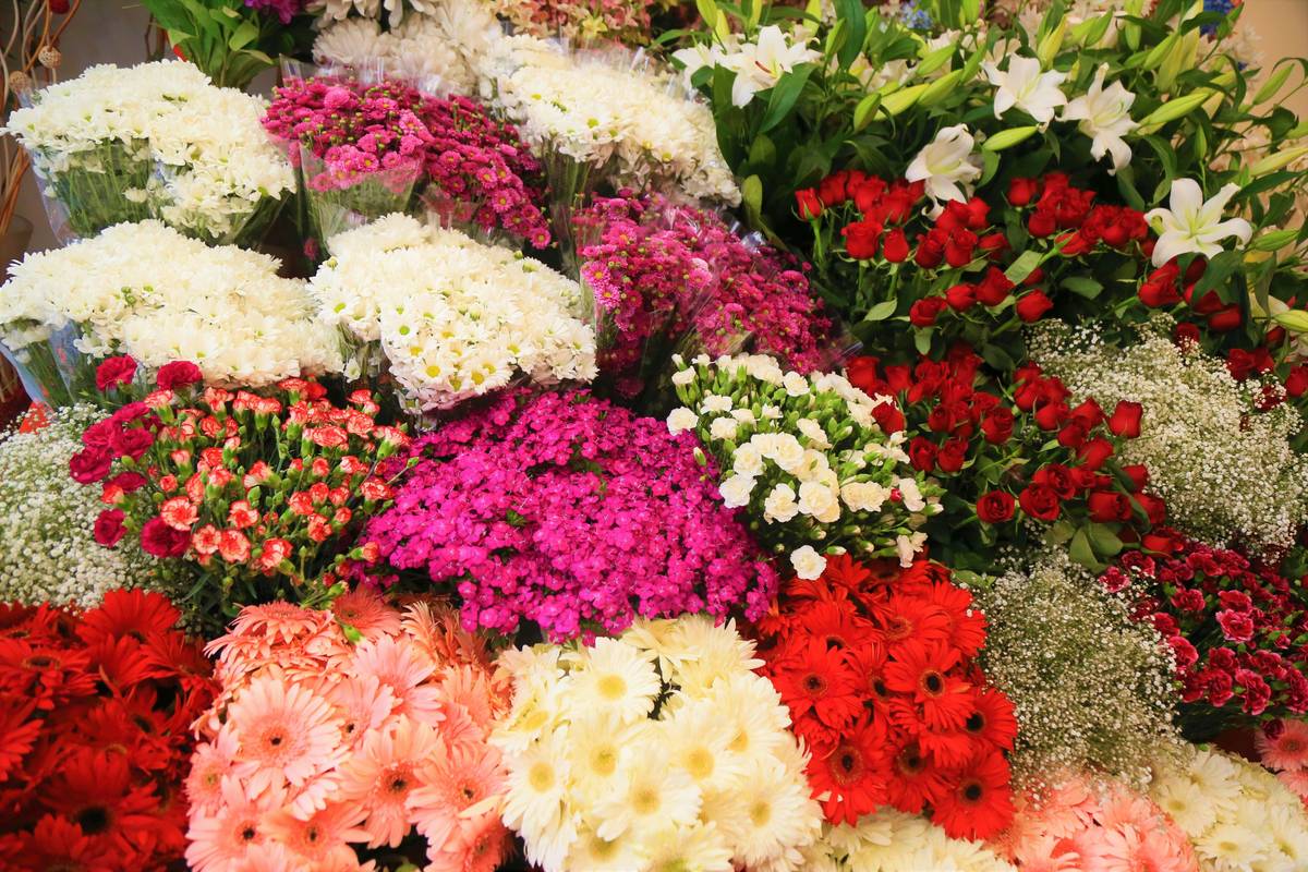 How to Create a Stunning Seasonal Centerpiece with Organic Flowers