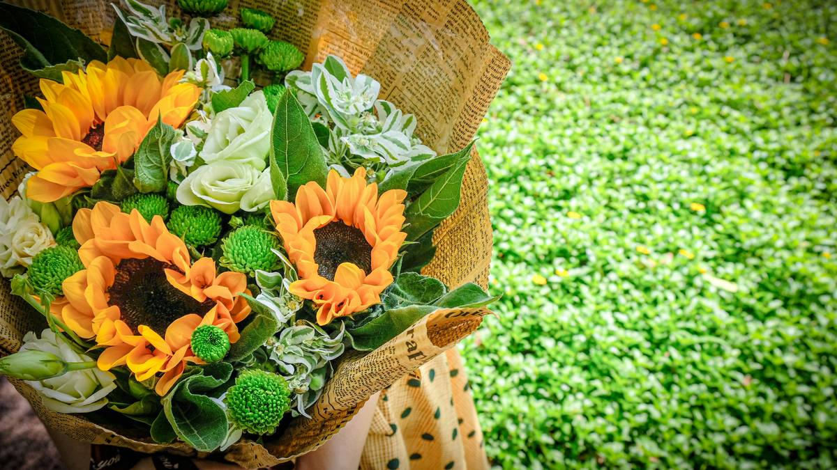 DIY beauty kit featuring dried organic flowers and glass jars